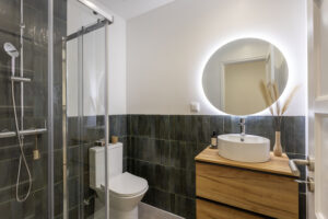 Casa-de-banho de visitas e apoio ao segundo quarto